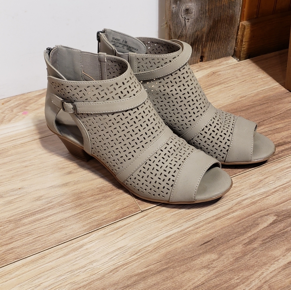 Easy Street Carrigan Vegan Leather Grey Sandal Size 8 Peep Toe Back Zipper - Picture 2 of 4